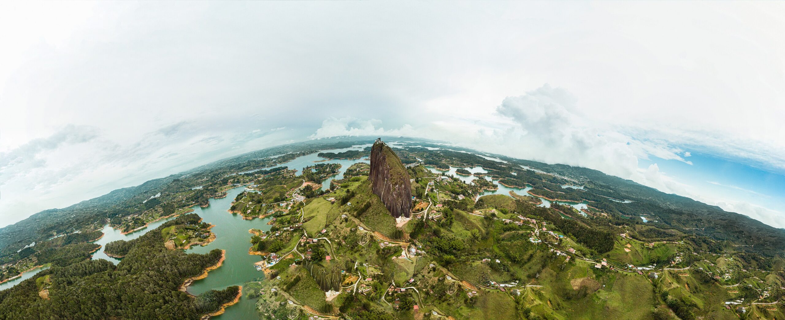Vista a&eacute;rea con dron de la Piedra del Pe&ntilde;ol y el embalse de Guatap&eacute;