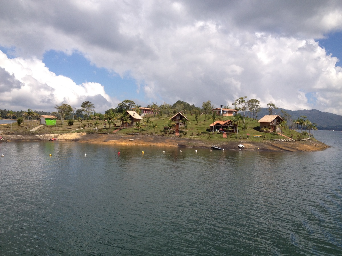 Cabañas de la Isla de la Fantasía en el embalse de Guatapé