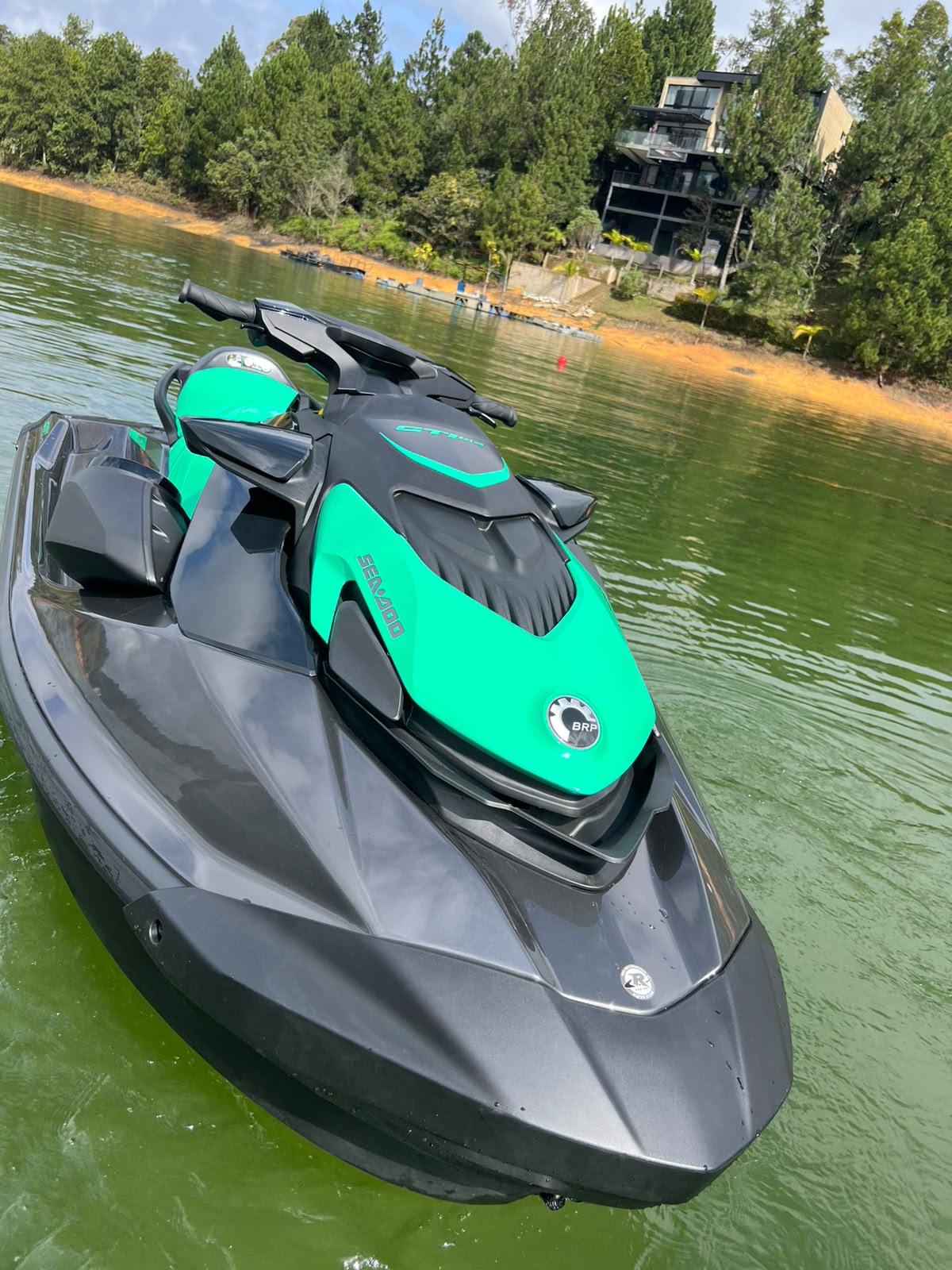 Sea-Doo GTI 2025 verde en Guatapé