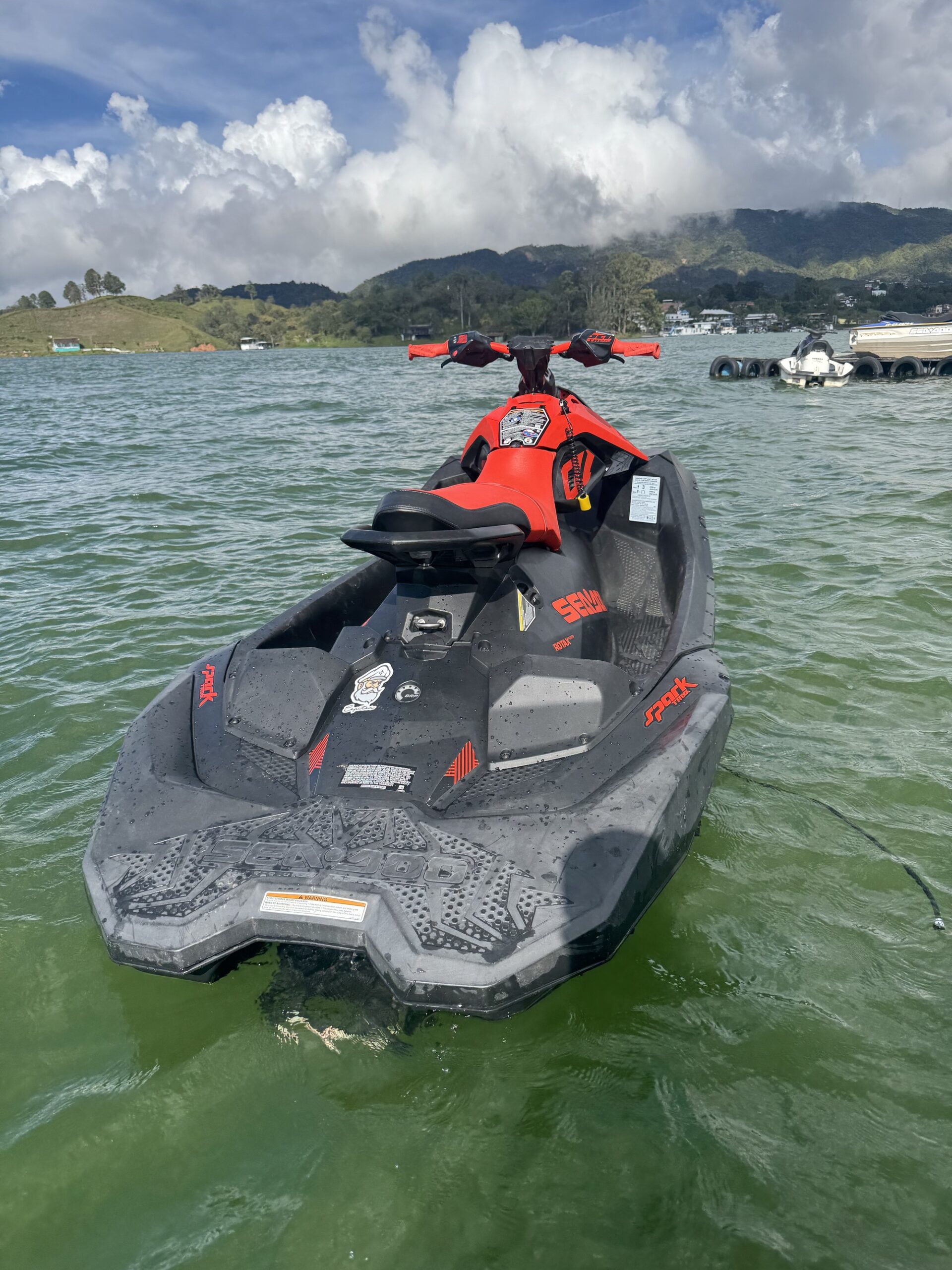 Sea-Doo Spark rojo en Guatapé